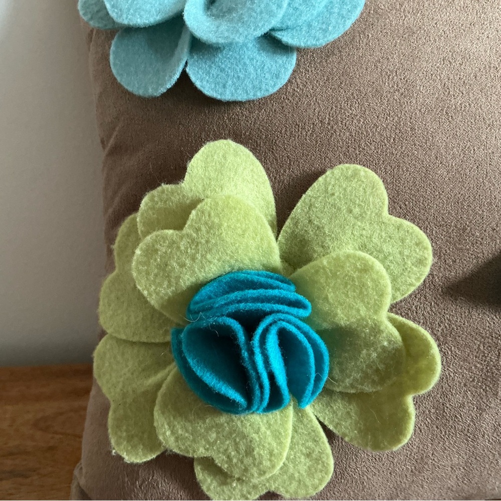 Mina Victory Dahlia Flower Accent Pillow Bloomcore Coloful Cottage 10” x 16” - Picture 8 of 14